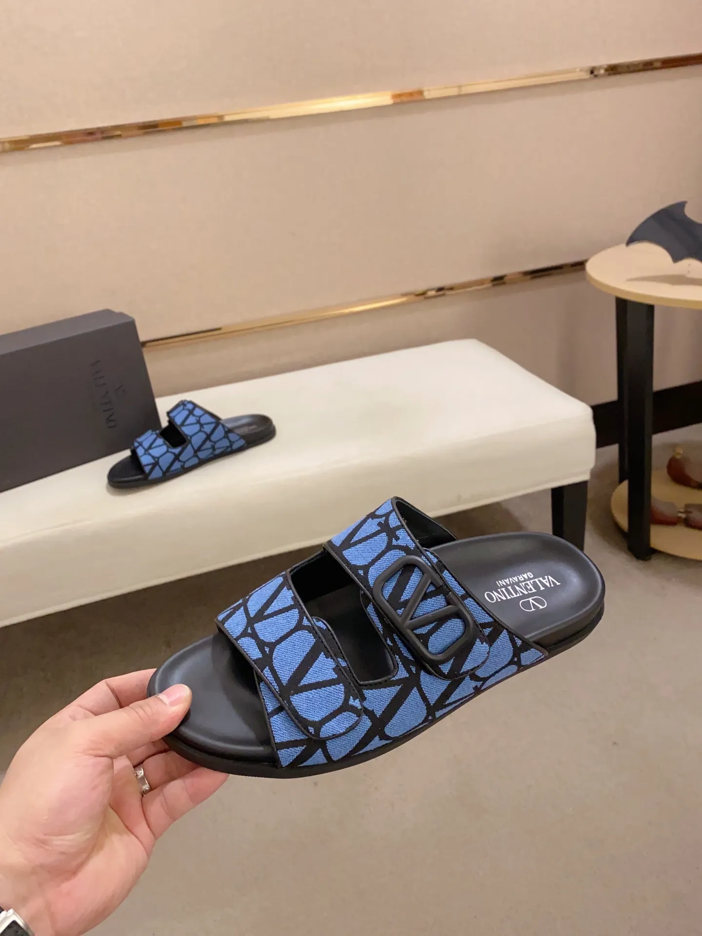 Men's shoes💰: 440💰High version [Valentino] New men's boutique slippers, counter quality, classic plaid, the actual workmanship is quite complex🔰The uppers are made of imported canvas fabric➕🐑Sheepskin lining, which tests the craftsman's craftsmanship➕original PU outsole. Size: 38-44 (45 can be customized, non-refundable)